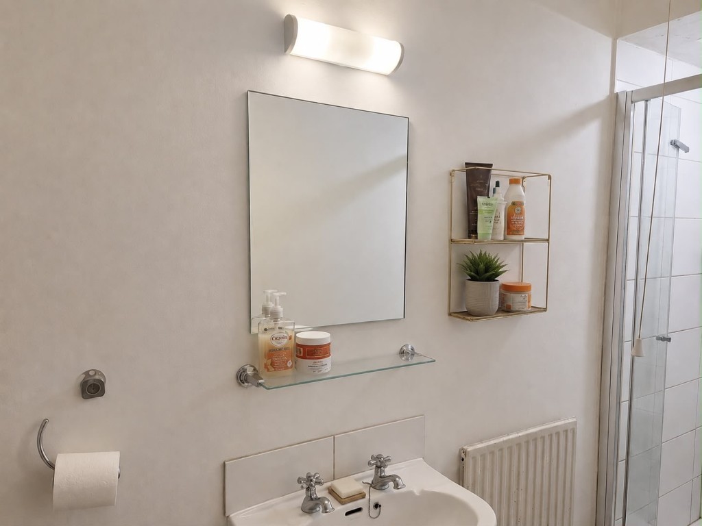 Lot: 69 - ATTRACTIVE PAIR OF SEMI-DETACHED HOUSES - 3 Mays Road - Bedroom one En-suite shower